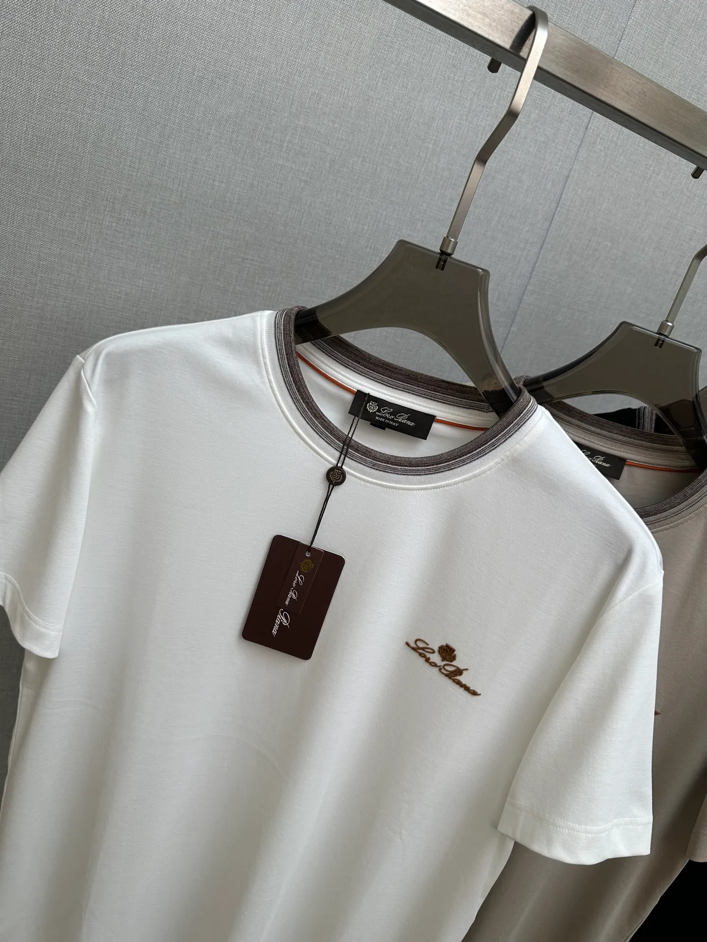 LP top quality 2026 new short sleeves! Original custom fabric, soft to the touch. Top imported private goods, fashionable design and trendy short sleeves, without losing luxury. There is no doubt about the quality. The upper body effect is awesome, luxury official website Same Style! Size: M-3XL